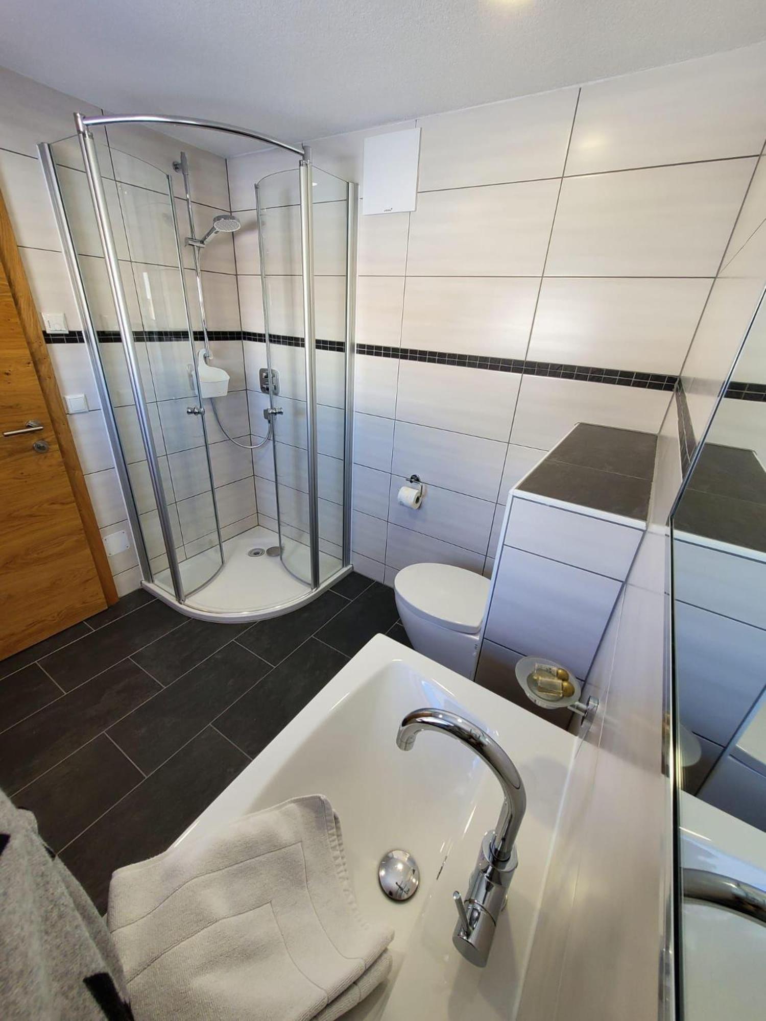 Rosa'S Ferienhaus Ferienwohnung Rote Flueh เกรน ภายนอก รูปภาพ